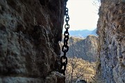 78 Aggiramento esposto di roccione attrezzato con catene 